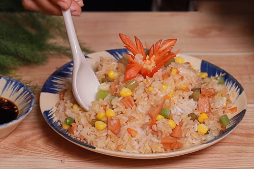 Quên món cơm trắng truyền thống đi, đây mới là cách nấu cơm nhanh, gọn, lẹ được cả nhà thích mê