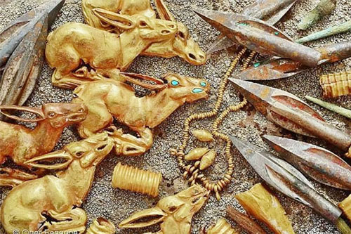 Đào gò đất, phát hiện kho báu 2.800 năm