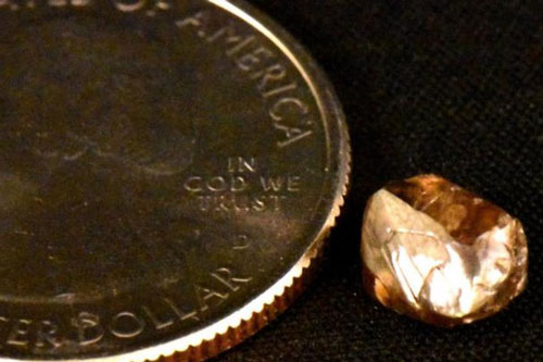 Tham quan công viên núi lửa, du khách nhặt được viên kim cương 2,23 cara