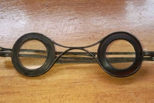 Cặp kính nhặt ở bãi rác được bán đấu giá 185 triệu đồng