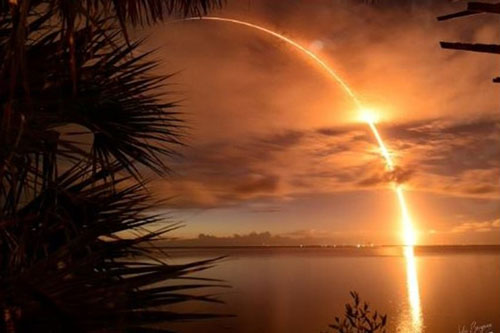 Trầm trồ với loạt hình ảnh tuyệt đẹp về vụ phóng vệ tinh của SpaceX