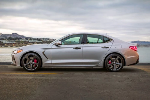 1. Genesis G70 2020 (giá khởi điểm: 35.450 USD, điểm tổng thể: 8,8/10).