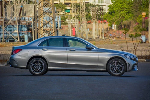 10. Mercedes-Benz C-Class 2020 (giá khởi điểm: 41.400 USD, điểm tổng thể: 8,1/10).