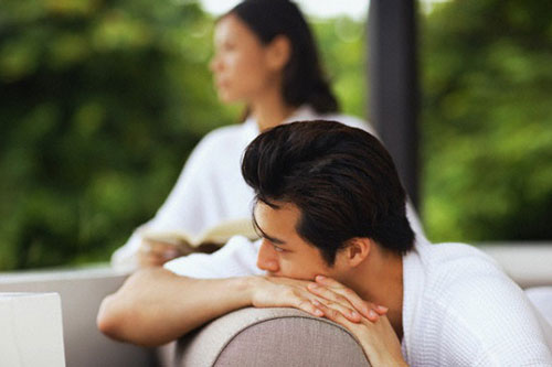 Đòi ly dị sau khi vợ cho con gái đi du lịch cùng cơ quan