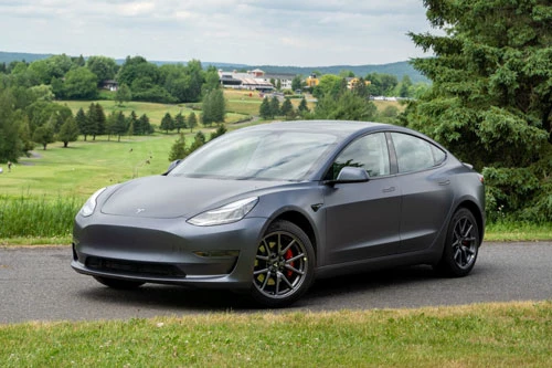 2. Tesla Model 3 2020 (giá khởi điểm: 39.990 USD, điểm tổng thể: 8,8/10).