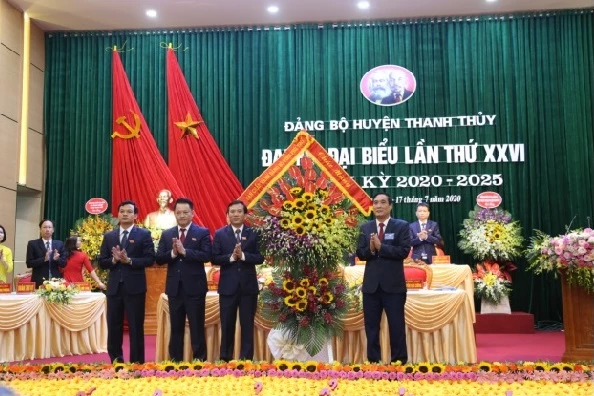 Đồng chí Bùi Minh Châu, UVTW đảng, Bí thư tỉnh ủy, Chủ tịch HĐND tỉnh ( bên phải) tặng lẵng hoa chúc mừng Đại hội.