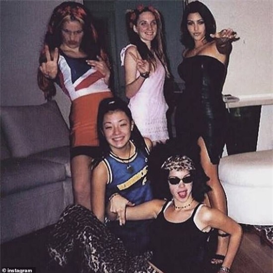 Kim (phải) và bạn bè từng là những fan cuồng của nhóm Spice Girls.