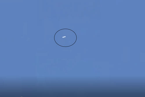 UFO hình điếu xì gà xuất hiện trên bầu trời Kansas, Mỹ