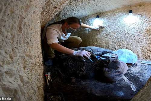Bí ẩn xác ướp đôi nam nữ phủ vàng, bên nhau 2.000 năm trong đền cổ