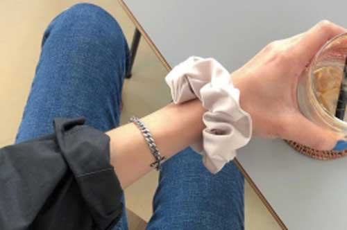 Đeo chun buộc tóc ở cổ tay: Thói quen tưởng vô hại của chị em nhưng có thể nguy hiểm đến tính mạng