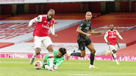 Lacazette (trái) trừng phạt sai lầm của hàng thủ Liverpool để ghi bàn san bằng tỷ số 1-1 cho Arsenal