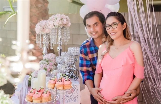 Đức Tiến và vợ trong tiệc Baby Shower hồi tháng 6/2020.