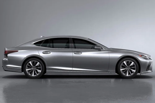 Lexus LS 2021.