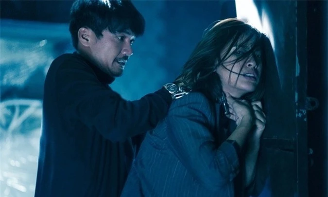 Ái Phương đánh nhau với Quang Tuấn trong phim.