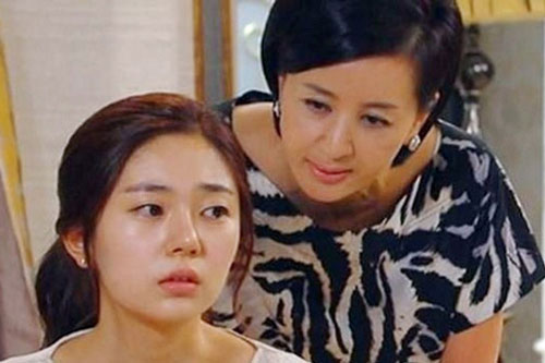 Vừa trở về sau tuần trăng mật, tôi choáng váng khi mẹ chồng thủ thỉ một chuyện