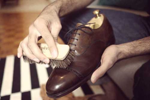 Mẹo vệ sinh giày da đơn giản ngay tại nhà