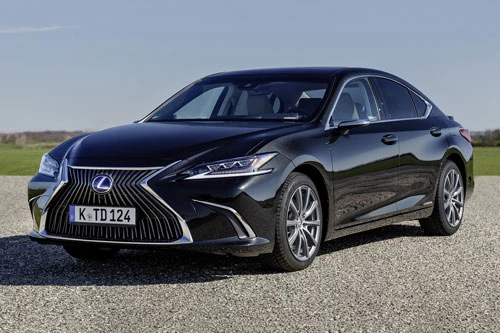 9. Lexus ES Hybrid 2020 (giá khởi điểm: 41.810 USD, điểm tổng thể: 8,2/10).