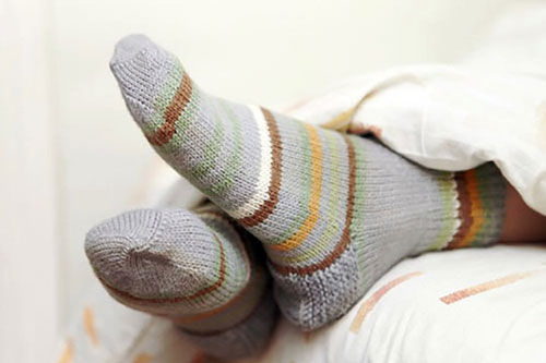 Những lợi ích thần kỳ của việc mang tất khi đi ngủ