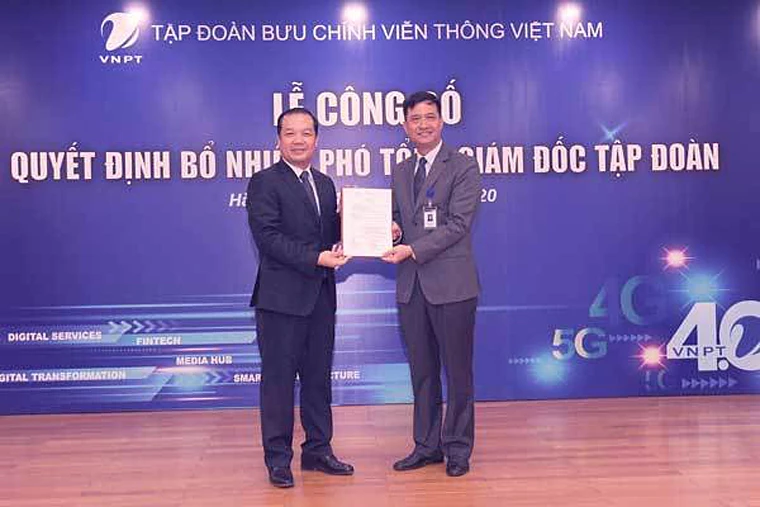 Ông Nguyễn Nam Long (bên phải) được bổ nhiệm là Phó Tổng giám đốc Tập đoàn VNPT.