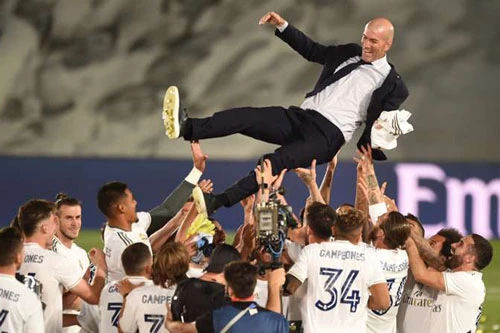 Các học trò tung hứng Zidane
