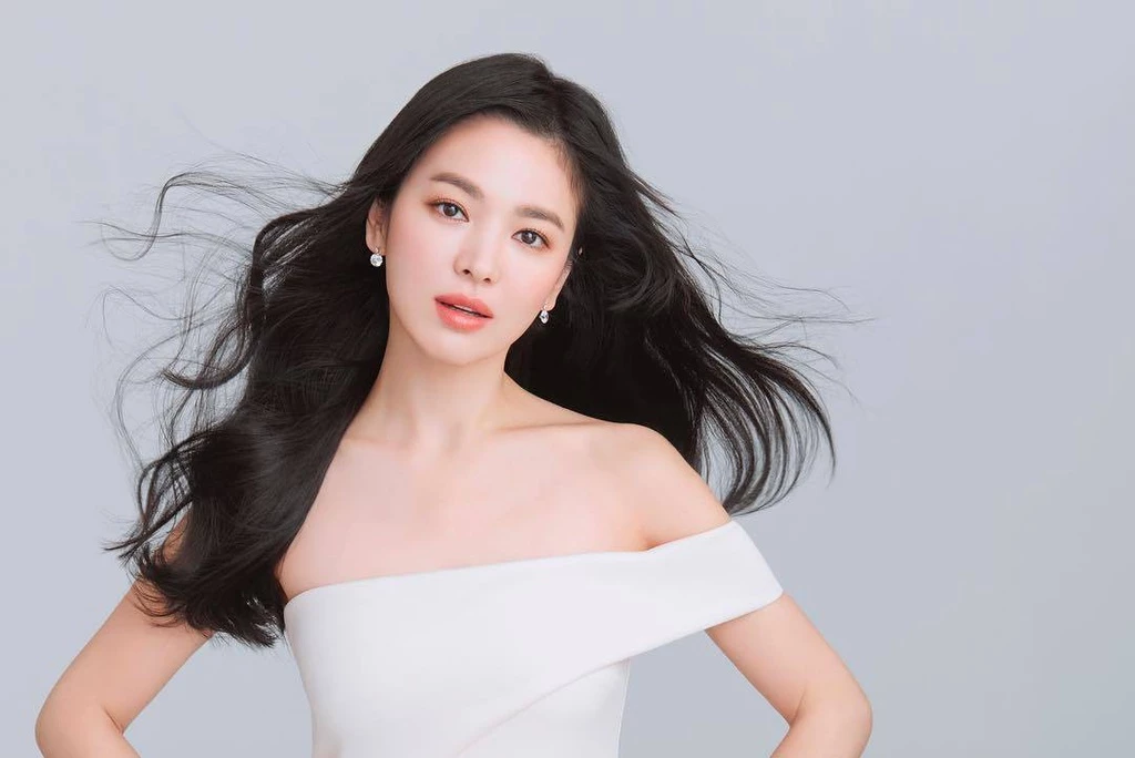 Song Hye Kyo: Trước khi trở thành một trong những sao nữ nổi tiếng hàng đầu xứ kim chi, nữ diễn viên họ Song đã phải trải qua quá khứ không mấy tốt đẹp.Sinh năm 1981, Song Hye Kyo lớn lên trong một gia đình trung lưu. Từ khi còn bé, cô đã có thể chất yếu đuối, thậm chí, theo lời của bác sĩ, cô gần như không còn cơ hội sống. Tuy vậy, cô đã may mắn vượt qua giây phút sinh tử. Ảnh: Naver.