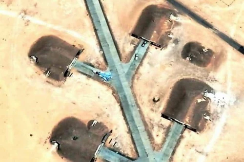 Máy bay ném bom tiền tuyến Su-24 xuất hiện tại căn cứ không quân Al Jufra của Libya. Ảnh: Al Masdar News.