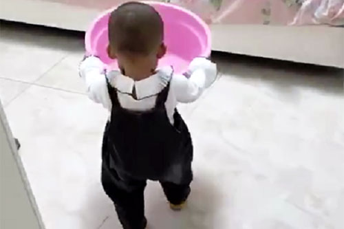 Tự nhiên thấy con bê chậu vào phòng ngủ, mẹ phát hiện ra lý do thì bật cười hạnh phúc