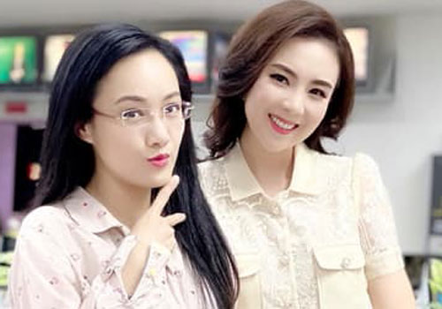 Cách nhau hàng chục tuổi nhưng BTV Hoài Anh vẫn trẻ trung bất chấp khi đọ sắc cùng Mai Ngọc