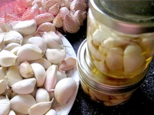Ăn 1 thìa tỏi ngâm rượu bạn sẽ thấy cơ thể xảy ra điều này