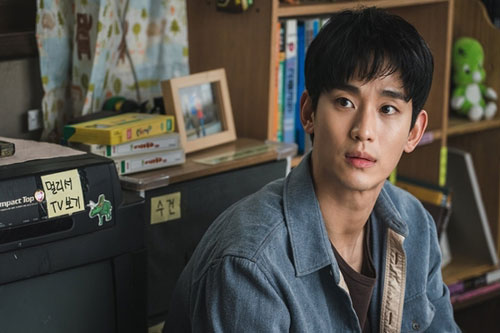 Kim Soo Hyun tuổi thơ bệnh tật, bị bố bỏ rơi