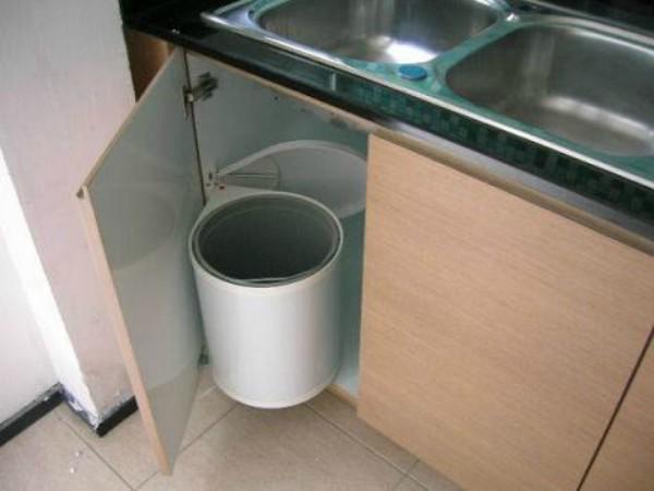 Biết những tác hại không ngờ này, bạn sẽ chẳng bao giờ đặt thùng rác trong tủ bếp nữa!
