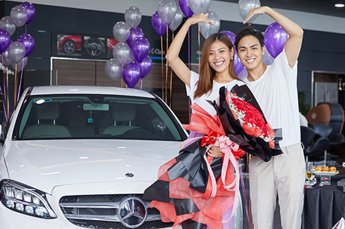 Chúng Huyền Thanh được chồng tặng xe sang