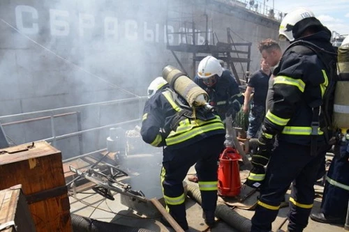 Một tàu đổ bộ của hải quân Ukraine đã bị bốc cháy trong quá trình sửa chữa. Ảnh: Lenta.