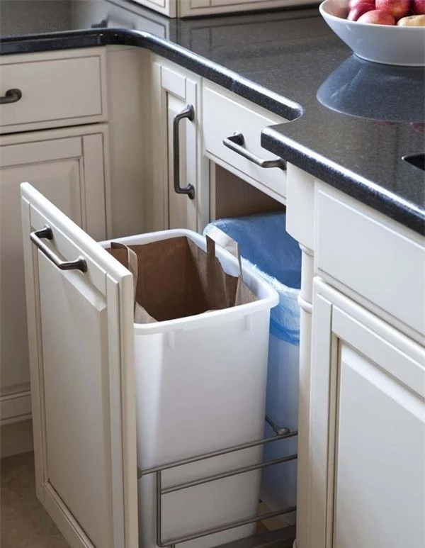 Biết những tác hại không ngờ này, bạn sẽ chẳng bao giờ đặt thùng rác trong tủ bếp nữa! - 1