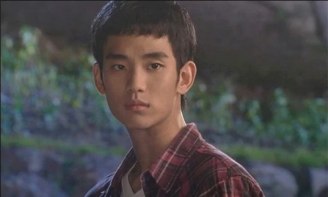 Năm 2009, sau ba lần thi đại học, Kim Soo Hyun thi đỗ vào khoa Kịch nghệ & Điện ảnh của Đại học Trung ương Hàn Quốc - ngôi trường danh giá nhất về chuyên ngành diễn xuất tại Hàn Quốc. Cũng trong năm này, anh góp mặt trong phim truyền hình Tuyết có rơi vào Giáng sinh? cùng Go Soo, Han Ye Seul. Tuy chỉ đóng vai phụ, anh được ghi nhận về khả năng, lọt vào mắt xanh của tài tử Bae Yong Joon và được anh ký hợp đồng nghệ sĩ.