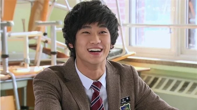 Năm 2011, Bae Yong Joon hợp tác đầu tư phim học đường - âm nhạc Dream High, Kim Soo Hyun được giao vai chính. Nhờ tiếng vang của series này, anh vụt sáng thành sao hạng A.