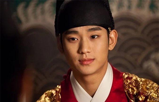 Một năm sau, Kim Soo Hyun tiếp tục được đánh giá cao qua hình tượng nhà vua trong Mặt trăng ôm mặt trời, đưa tên tuổi vượt ra ngoài biên giới Hàn Quốc.