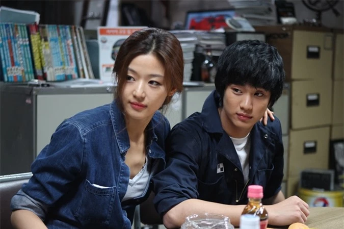 Cùng năm, Kim Soo Hyun lần đầu đóng phim điện ảnh với phim Siêu trộm, trong vai đàn em của một băng nhóm trộm cắp. Nhờ phim này, anh được đề cử Diễn viên mới xuất sắc tại một số giải thưởng. Đây cũng là sản phẩm đầu tiên Kim Soo Hyun đóng cặp với người đẹp Cô nàng ngổ ngáo Jun Ji Hyun. Lần đầu kết hợp, hai người đã có một nụ hôn màn ảnh.