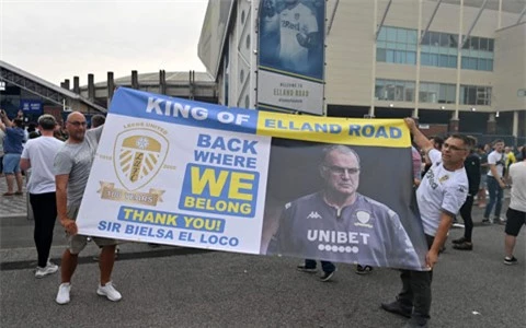 NHM Leeds United tri ân HLV Bielsa