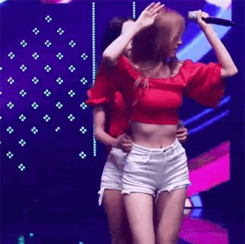 Nữ ca sĩ bị tấn công ngay trên sân khấu và sự đáng sợ của showbiz Hàn - Ảnh 1