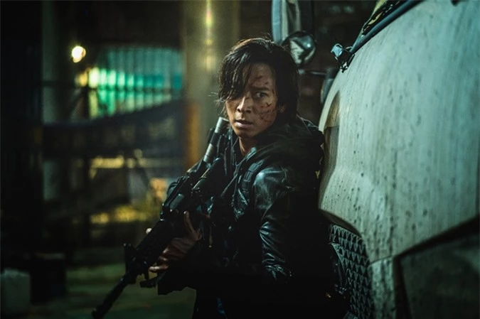 Kang Dong Won đóng vai chính Jung Seok, có nhiều cảnh rượt đuổi, bắn súng, đánh nhau trong Peninsula.