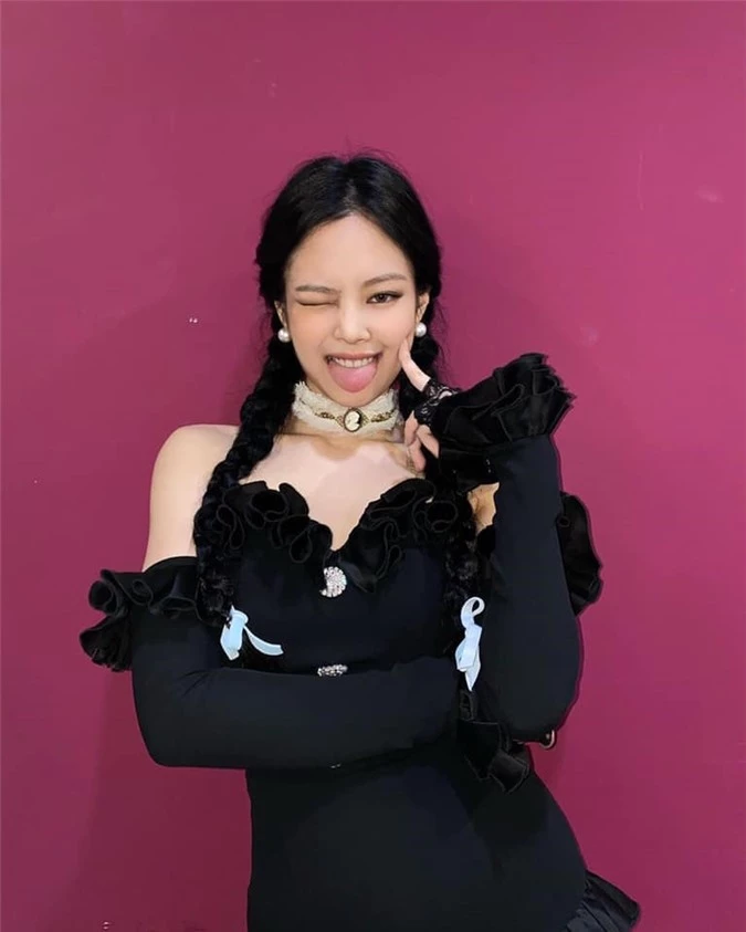 Rosé và Jennie mặc outfit 'lạ' khi BLACKPINK đoạt cúp thứ 5 với 'How You Like That' - Ảnh 5