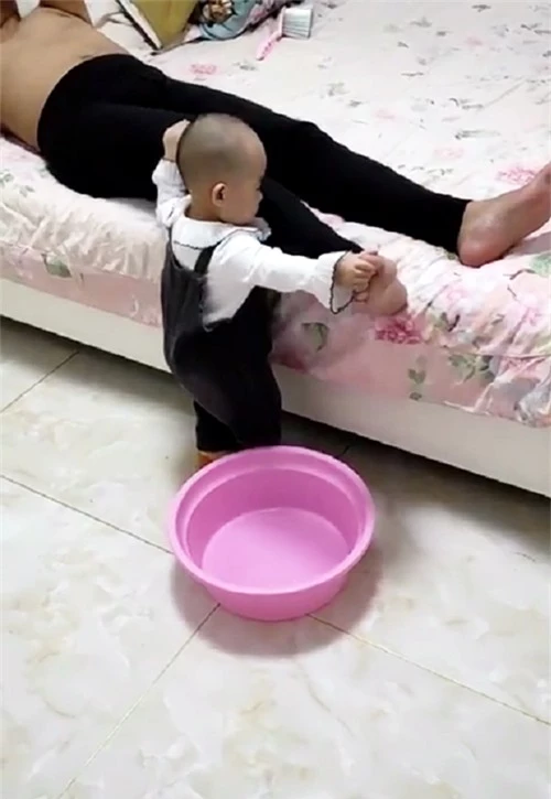 Tự nhiên thấy con bê 1 cái chậu vào phòng ngủ, mẹ phát hiện ra lý do thì bật cười hạnh phúc - Ảnh 3.