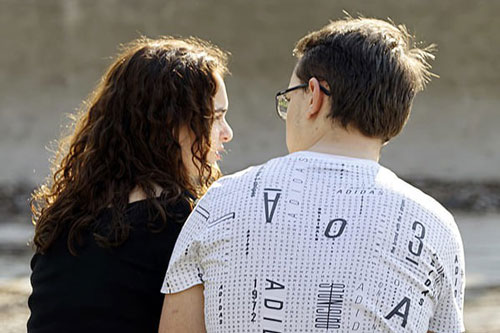 An ủi nửa kia đúng cách trong những thời điểm khó khăn