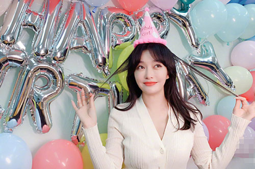 Tần Lam đón tuổi 42