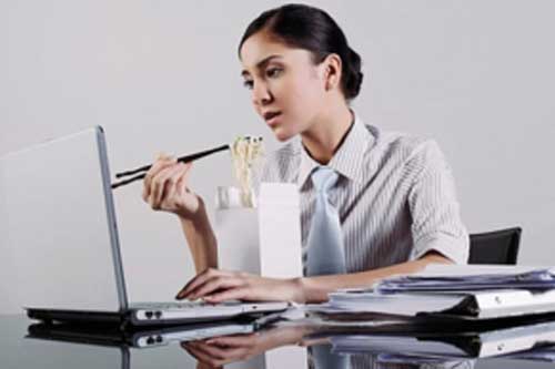 5 sai lầm nghiêm trọng khi ăn trưa làm chị em tăng cân, 90% dân văn phòng mắc phải