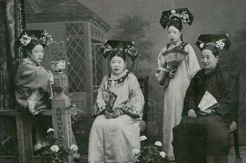 Trong hoàng cung bao ăn ở, tiền lương của các phi tần hậu cung dùng để làm gì mà bình thường đều không đủ