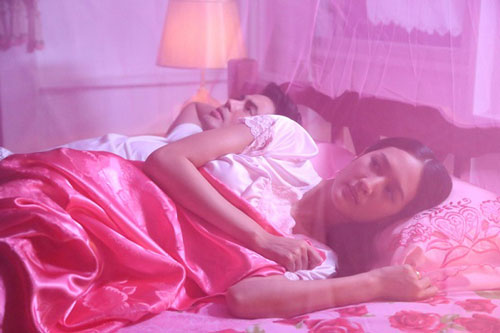 Đêm không ngủ được, tôi ra ban công thì vô tình nghe được cuộc điện thoại của chồng với chị gái, nghĩ đến đứa con trong bụng mà tim thắt lại