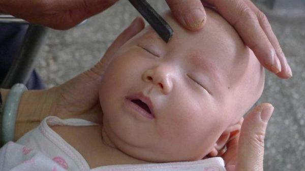 Ham làm đẹp cho con đến mấy cũng đừng đụng đến 4 mẹo dân gian phi khoa học này!