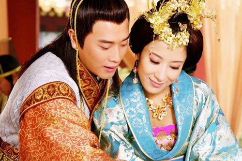 Yêu say đắm bảo mẫu hơn 17 tuổi, vị Hoàng đế từng thốt lên "không có Vạn thị ta không ngủ nổi" bởi 1 lý do khó tin